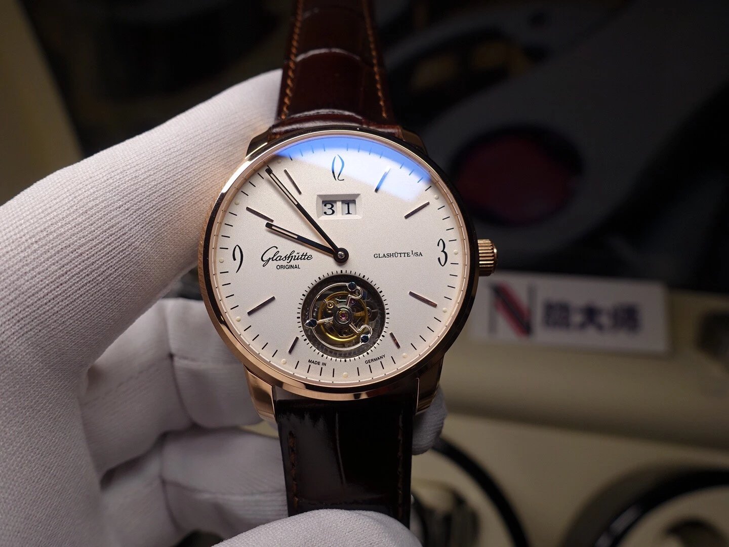 2018巴塞尔世界钟表珠宝展上，德国顶级钟表品牌格拉苏蒂特别带来最新杰作SenatorTourbillon男士机械腕表